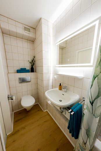 Badezimmer mit Spiegel und WC