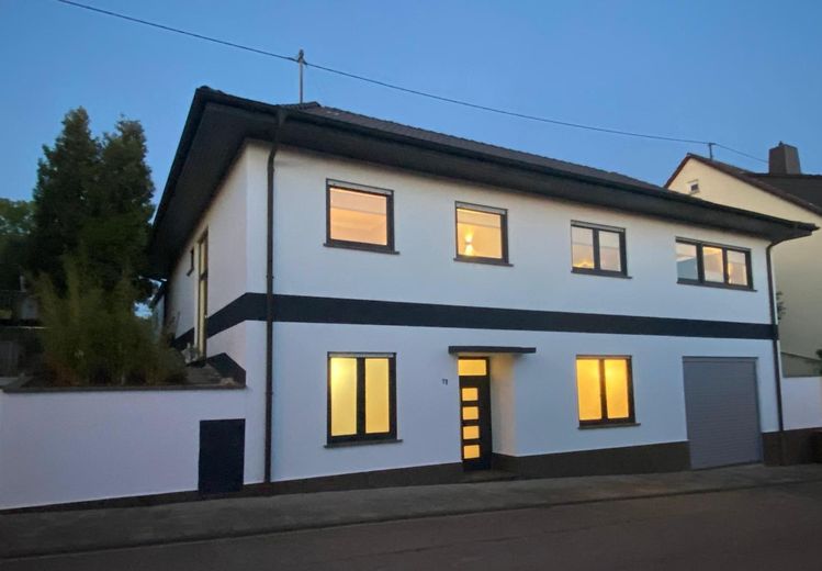 Luxuriöse Wohnoase am Weinberg: liebevoll saniert, privat verkauft. – Außenansicht Straßenseite