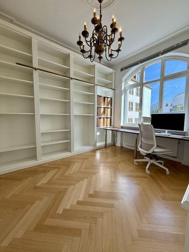 Balkonlu ve bahçeli, gün ışığı alan 4 odalı tarihi bina dairesi – Büro