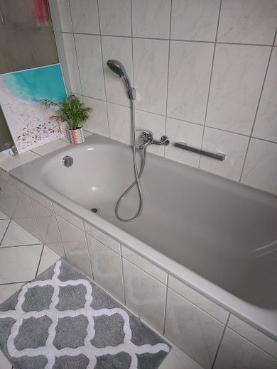 Eigennutzer aufgepasst: Helle, neuwertige Eigentumswohnung in Differten zu verkaufen! – Bad mit Wanne und Dusche