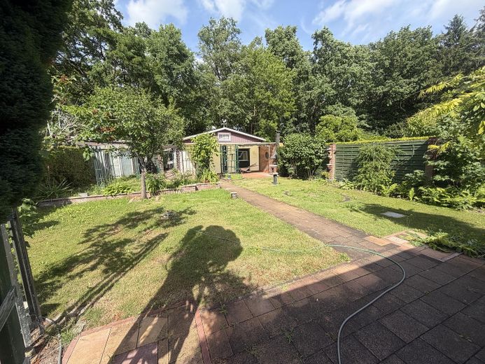 Ländliche Idylle mitten in der Stadt ! Ihr künftiges Zuhause mit herrlichem Garten und 3 Garagen ! – Gartenansicht zur Garage