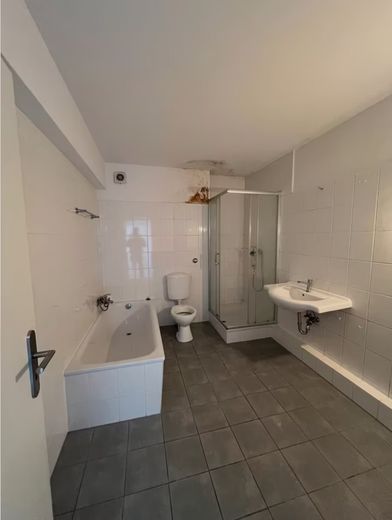 Schöne 96 m² Wohnung in ruhiger und zentraler Lage in Duisburg Rheinhausen – Hauptbad