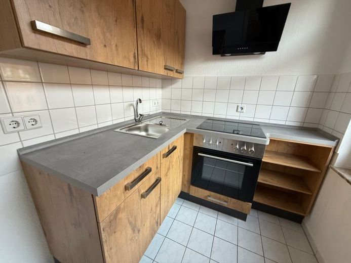 Nachmieter gesucht ! inkl. EBK / im 1. OG mit Laminat- Bad mit Wanne** – Foto 1