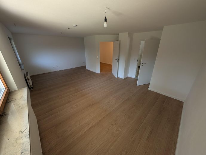High-quality, bright & perfect for working from home: well-maintained 4-room apartment in Eutingen – Wohnzimmer