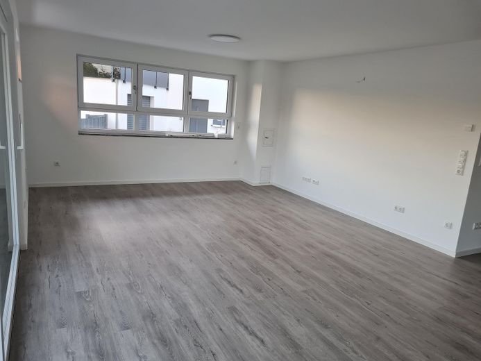 **Neubau Erstbezug, Traumhafte und moderne 4-ZIMMER EG.-Maisonette Whg. in Bischofsheim** – Wohnzimmer