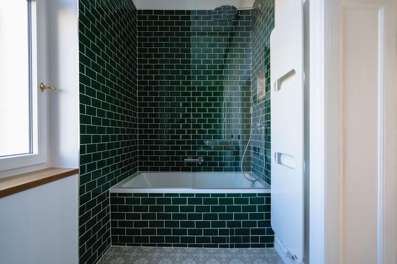 Provisionsfrei: Erstbezug am Volkspark Wilmersdorf, 3-Zi Stuck-Altbau, Balkon, Blicke über die Stadt – Regendusche + Badewanne
