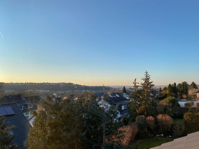 Attraktive Maisonettewohnung mit Haus-im-Haus-Charakter, Dachloggia, Garage – Blick am Abend