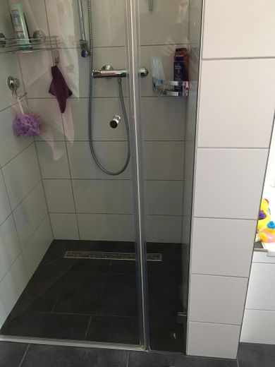 Appartement moderne de 3 pièces avec prestations haut de gamme, balcon et deux carports – Bodentiefe Dusche