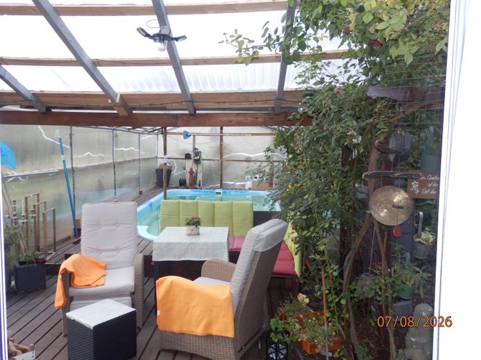 Einfamilienhaus mit Pool & Saunahaus und viel Privatsphäre – Terrasse
