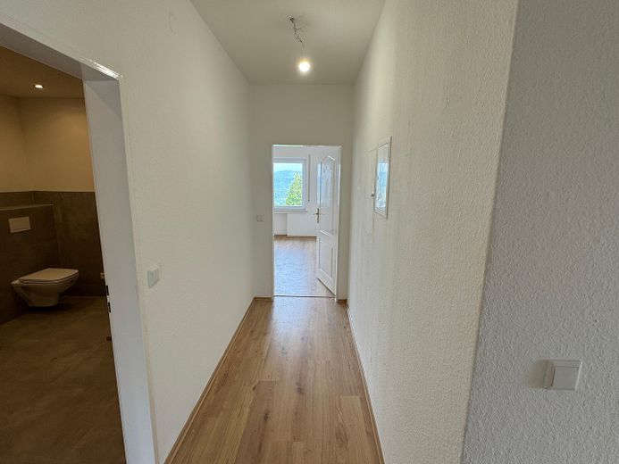 Moderne 3-Zimmer-Wohnung mit Seeblick & Balkon am Sorpesee – Foto 4