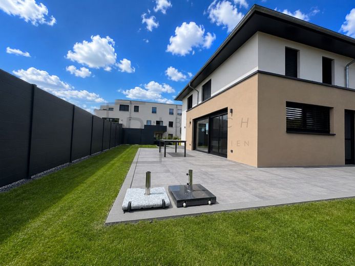 Moderne Stadtvilla mit hochwertiger Ausstattung, Smart Home &amp; PV-Anlage – Terrasse