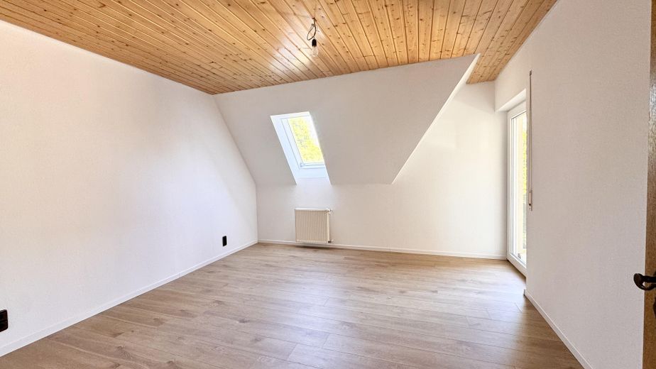 SENZA PROVVIGIONE: casa bifamiliare ristrutturata in posizione a misura di famiglia a Coburg-Scheuerfeld. – Elternschlafzimmer mit Balkon 