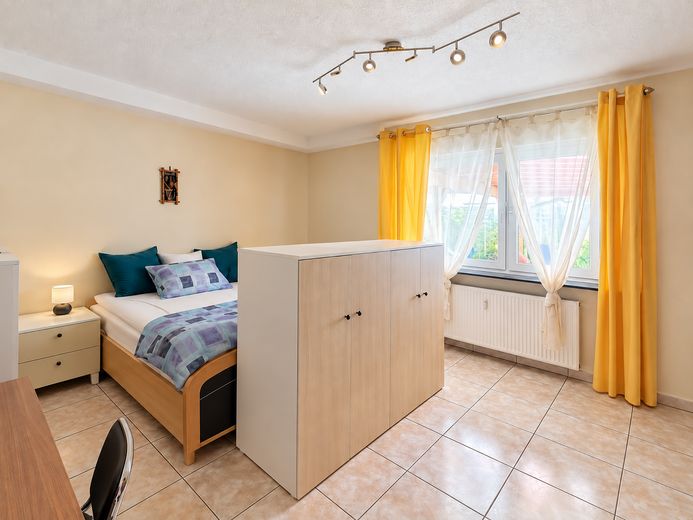 Charmante, großzügige 3-Zimmer-Wohnung mit Kamin und separatem Eingang in Kirchardt – Schlafzimmer