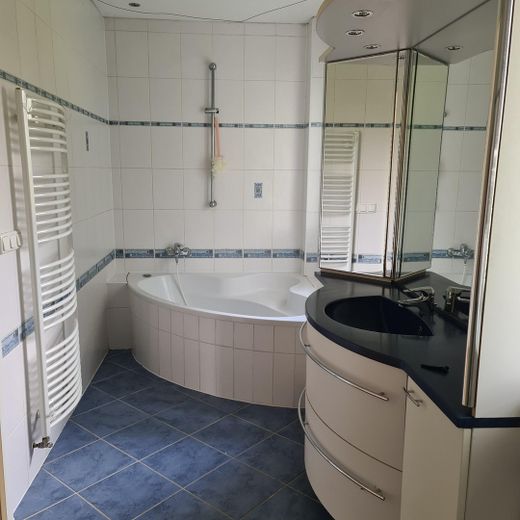 Zweifamilienrheieneckhaus mit 2 Eingängen in Köln Heimersdorf – Bad Haus