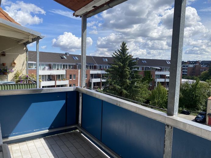 Sofortbezug! Helle 5-Zimmer-Altbauwohnung m. Balkon über den Dächern von Kiel zu kaufen. – Überdachter Balkon