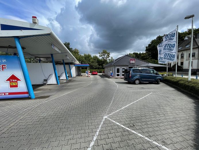 SB-Waschplatzanlage inclusive Imbiss mit Gastraum und Außenterrasse – Waschboxen / Imbiss