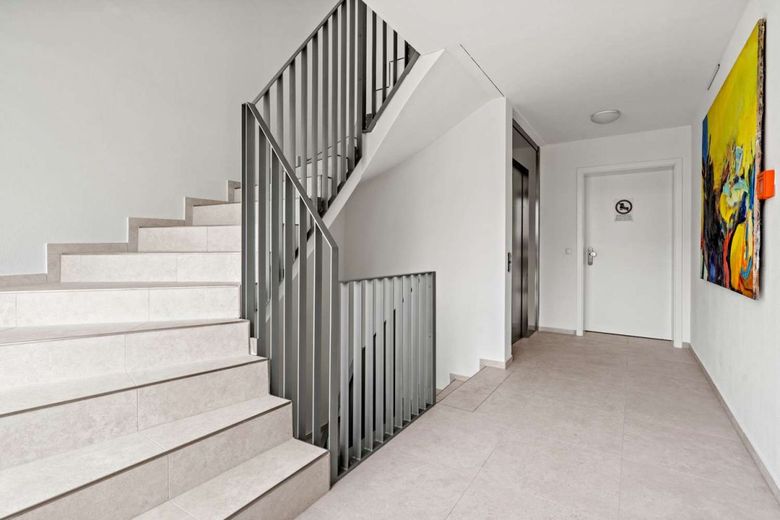 SENSATIONELL! Helle 3-Zimmer Garten-Wohnung mit schöner Terrasse und kleinem Garten – Licht und Luftigkeit im Treppenhaus