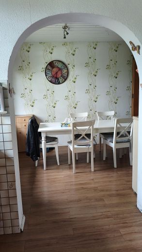 Doppelhaushälfte Einfamilienhaus, ländl. ruhige Lage doch zentral, gesamte Infrastruktur fußläufig – off. Essplatz mit Zugang Küche