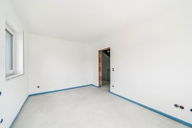 Jetzt schnell sein! Neubau-Doppelhaushälfte in Ergoldsbach mit Garten, Garage und KfW-55-Standard – Schlafzimmer