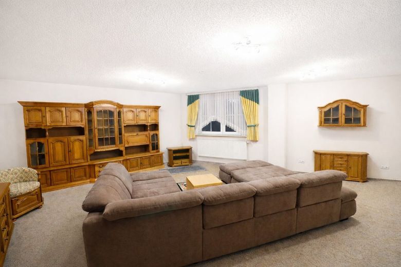 TOP-Kapitalanlage! mit 330 m² Wohnfläche, -8 EUR/m² realistisch &amp; 15,8 % Bruttomietrendite-Potenzial – Helles, sehr großzügiges Wohnzimmer