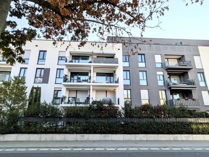 Moderne, helle und energieeffiziente 4-Zimmer-Wohnung mit Tiefgaragenstellplatz und Loggia – Außenansicht Westseite