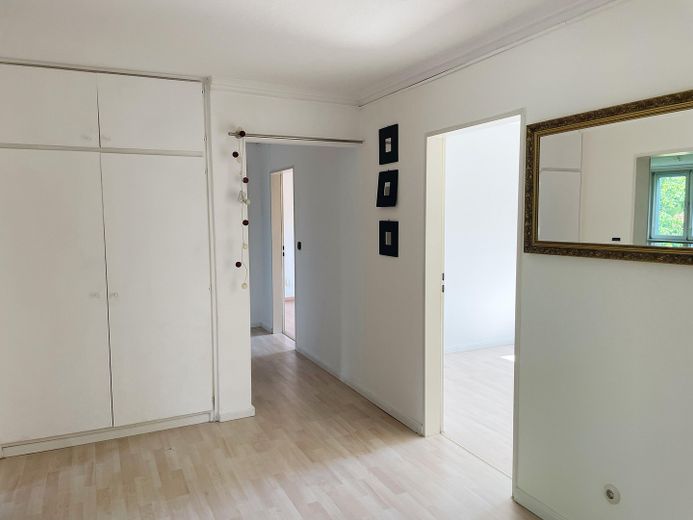 Provisionsfrei: Lichtdurchflutete 4-Zimmer-Eigentumswohnung mit Westbalkon in grüner Bestlage – Flur1