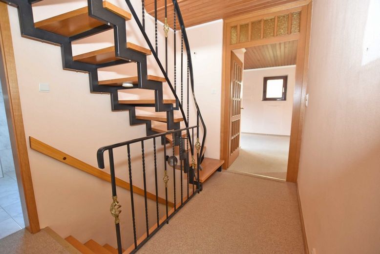 1.296 m² arsa üzerinde müstakil ev – yeniden kullanıma açma veya yeniden inşa (ikiz ev de mümkün) – Treppenaufgang