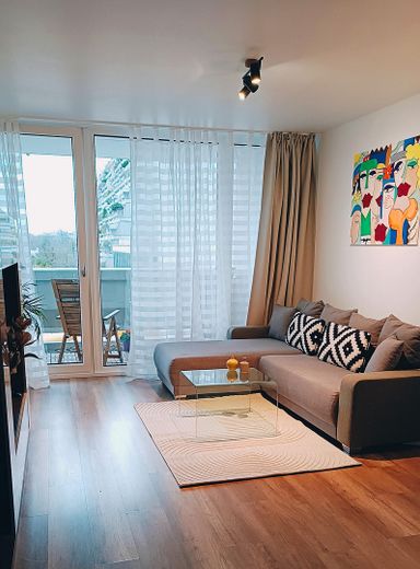 Geschmackvolle, renovierte & möblierte 2 Zi., Wohnung, großer Balkon in Olympia/MUC von Privat – Wohnzimmer