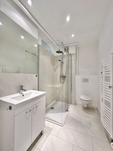 Modernes Duschbad