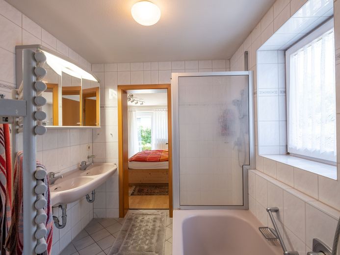 Blick vom Bad ins Schlafzimmer