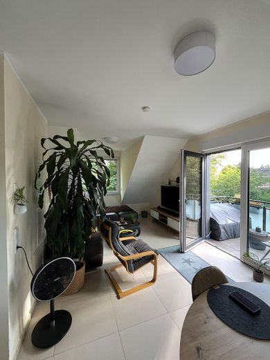 Piso accesible de 3 habitaciones en ubicación céntrica con balcón y vistas a zonas verdes – Wohnzimmer