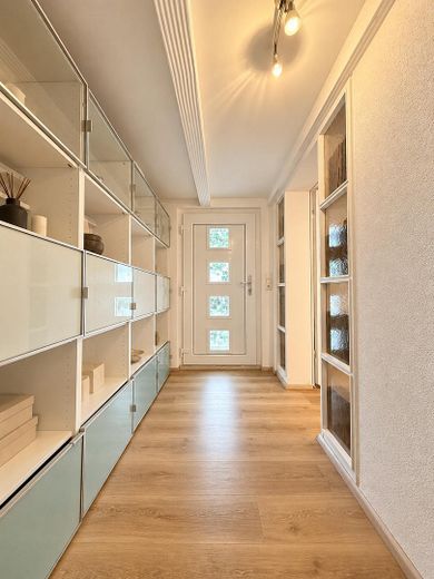 Fully renovated family home with a stunning conservatory, photovoltaic system, heat pump & large outbuilding – Eingangsbereich EG b