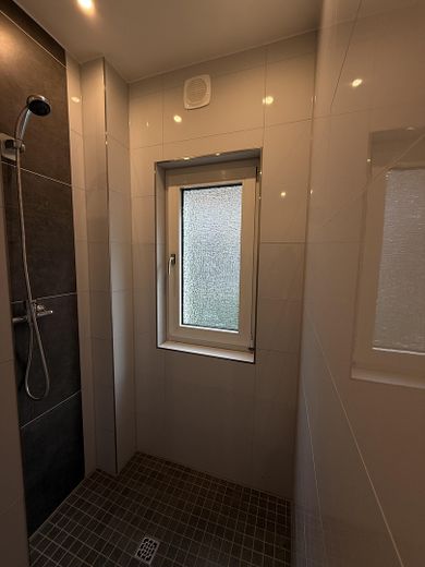 Dusche im Badezimmer 