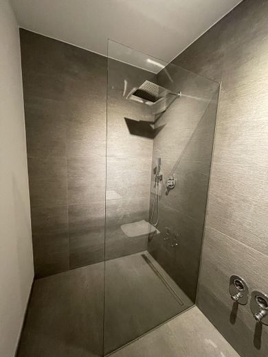 mit ebenerdiger Dusche