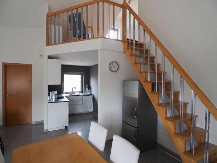 Ein Haus, viele Möglichkeiten - Platz für Familie und Beruf in drei separaten Einheiten – ELW - Wohnzimmer/Küche/Empore