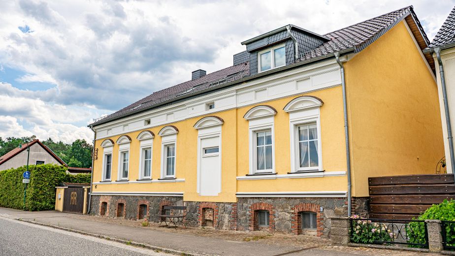 schöne kernsanierte Gründerhausvilla mit 3 WE sofort nutzbar inkl. Pferdestall und Ferienwohnung – Straßenansicht Front