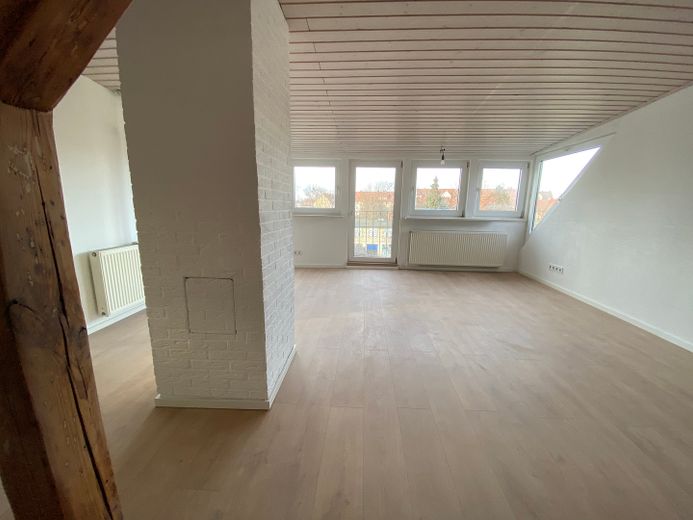 Wohnung über 2 Etagen mit Balkon, WG geeignet, 4-Zimmer, Maisonette, Nähe Bahnhof – offenes Wohnzimmer oben