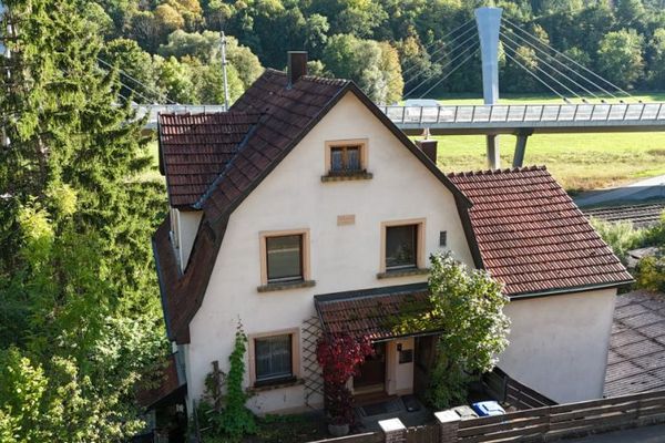 Ihr neues Projekt mit Weitblick: Sanierungsbedürftiges Mehrfamilienhaus mit viel Potenzial in Untersteinach