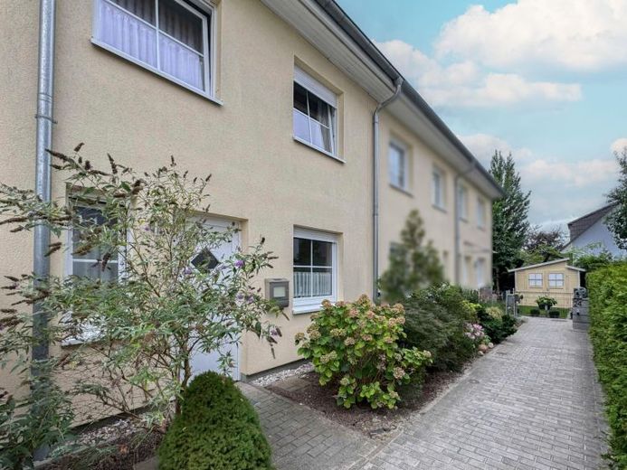 Perfect for families: Happy living across 3 floors – terraced house with garden & rooftop balcony in Lichtenberg – Photo 1