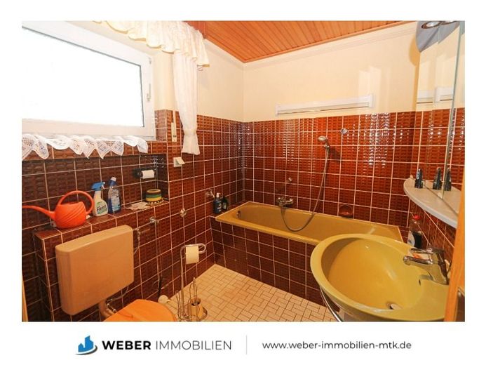 1-2 Generationenhaus mit SONNEN-Garten in RUHIGER Seitenstraße von WEILBACH – Badezimmer EG
