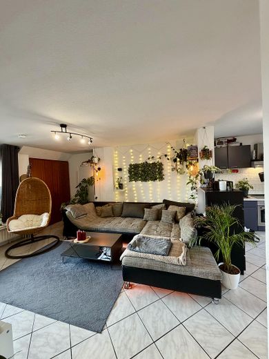 Prachtig appartement op de zolderverdieping met grote loggia, parkeerplaats in rustige ligging en ca. 6 % rendement – Wohnecke