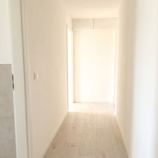 Stylishly renovated 2.5-room apartment on the upper floor – other apartments available | KfW-55-EE – Flur