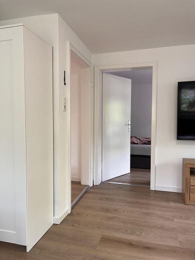 Gemütliche möblierte Wohnung mit Blick ins Grüne – Wohnzimmer Blick Schlafzimmer