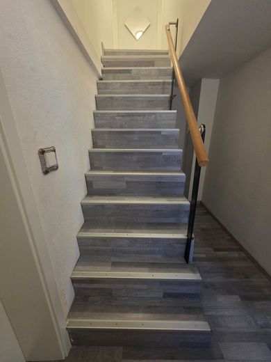 Attraktives Angebot: 4-Zimmer-Haus mit Terrasse - Neumarkt-St. Veit – Treppe zum 1. Stock
