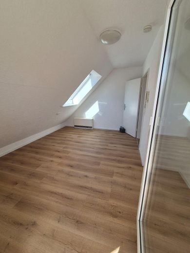 Frisch renovierte 5-Zi.-DG-Wohnung | Balkon | EBK | 85 m² | Schwäbische Alb | provisionsfrei – Schlafzimmer