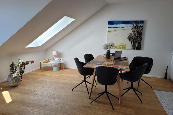 D'dorf so nah: Euro 1.295,- Kaltmiete Neubau DG-Wohnung mit Balkon