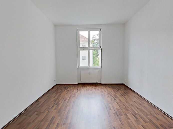 Pirna-Sonnenstein में BALCONY और सुविचारित फ्लोर प्लान के साथ उज्ज्वल 2-कमरों वाला अपार्टमेंट – Ansicht I: Schlafzimmer