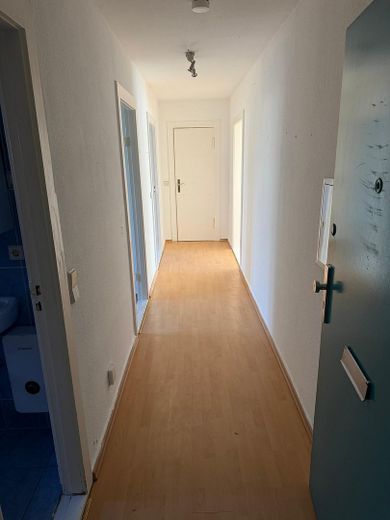 Helle unvermietete 2-Zimmer Eigentumswohnung mit Südbalkon, Privatverkauf – Flur