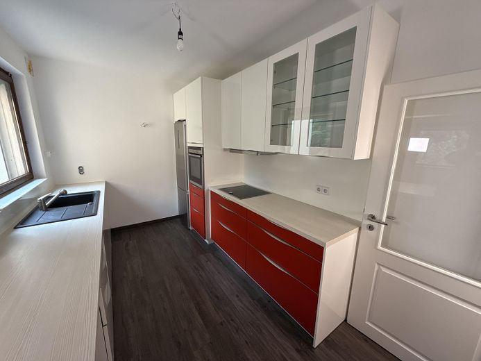 Grunewald 4 odalı daire, ayrıca bahçe, havuz ve garajlı suterre katı – Küche