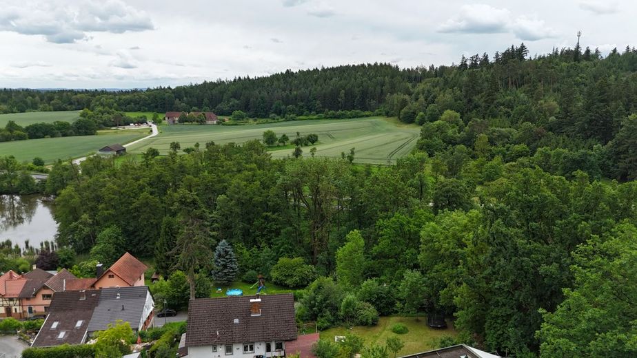 Traumgrundstück in bester Aussichtslage: Ihr Logenplatz in Ahorn bei Coburg! – Luftaufnahme Aussicht